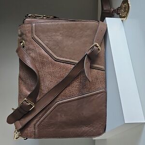VINCE CAMUTO Elegant Brown Leather Messenger Handbag / Shoulder bag